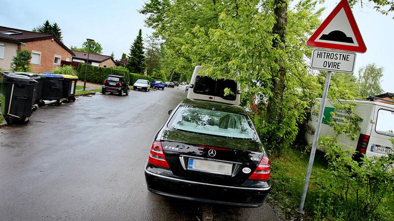 Hitrostnih ovir na ulici Pod topoli trenutno ni, v načrtu pa je postavitev asfal