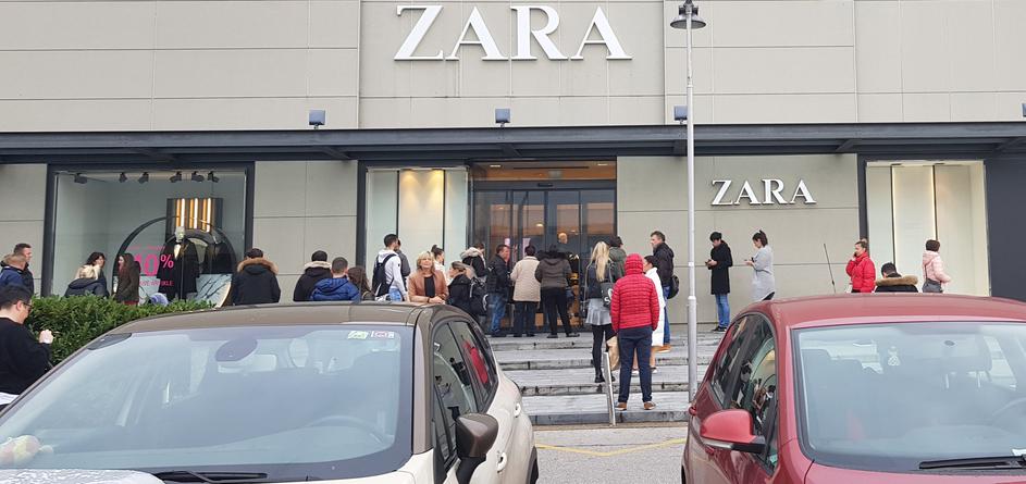 Gneča pred trgovino Zara na črni petek