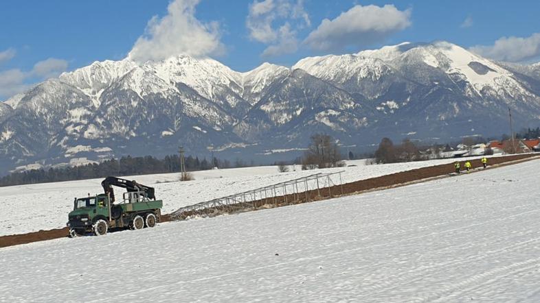 Podiranje električnih stebrov med Naklim in Kranjem