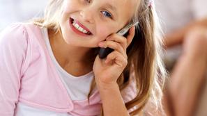 deklica, punčka, mobilnik, mobilni telefon