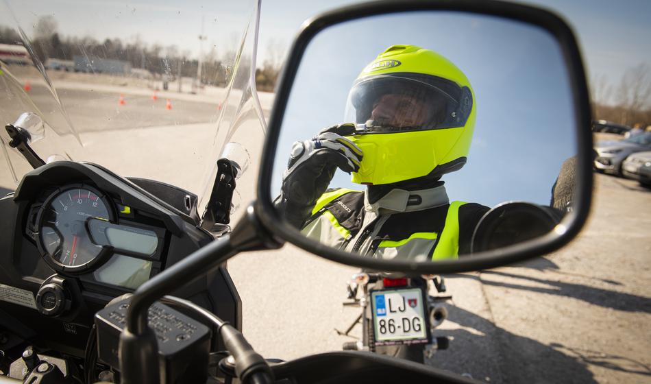 Huda nesreča: Motorist je stal pri rdeči luči, vanj je trčil voznik avtomobila