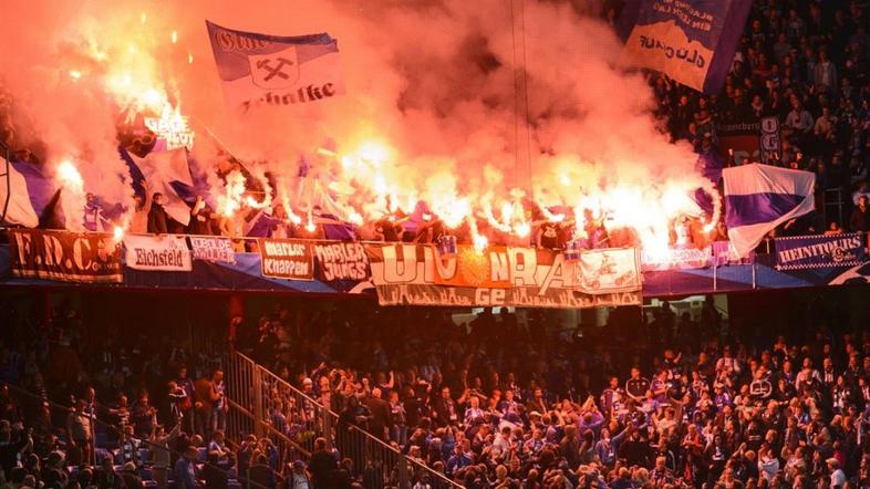 Basel Schalke Liga prvakov navijači tribuna bakle dim zastava