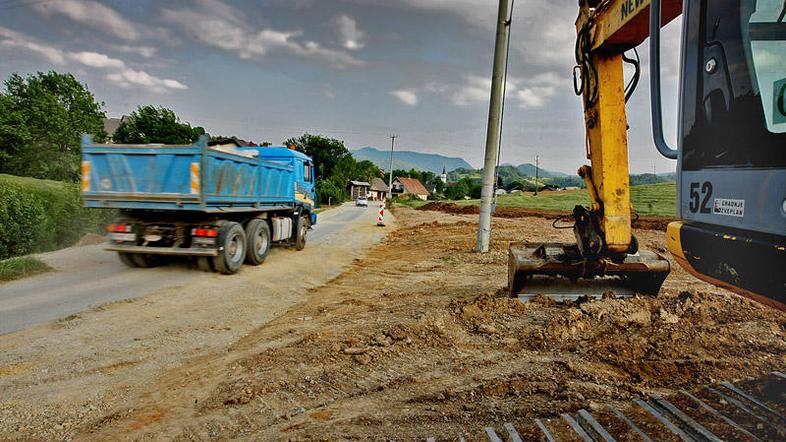 Cesto od Stare Loke do vznožja Križne gore bodo v dolžini 1,5 kilometra razširil