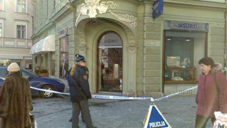Neznanci so sredi belega dne oropali urarno v središču Ljubljane.