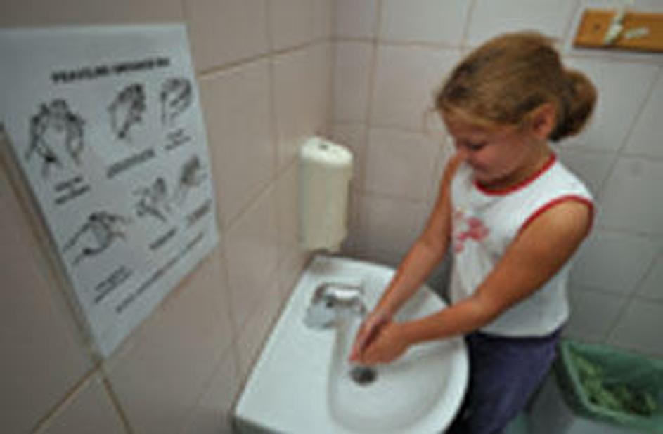 Umivanje rok je za otroke zakon. FOTO: Anže Petkovšek