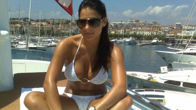 Ashley bi lahko napisala knjigo spominov in tako obogatila svoj bančni račun. Le