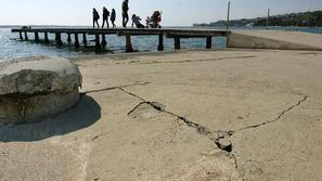 V globini 23-tih metrov pa je voda hladnejša, dosega 16 stopinj. (Foto: Barbara 