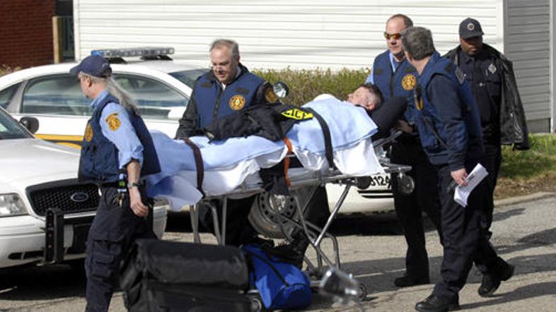 Ranjenega policista so odpeljali v bolnišnico.