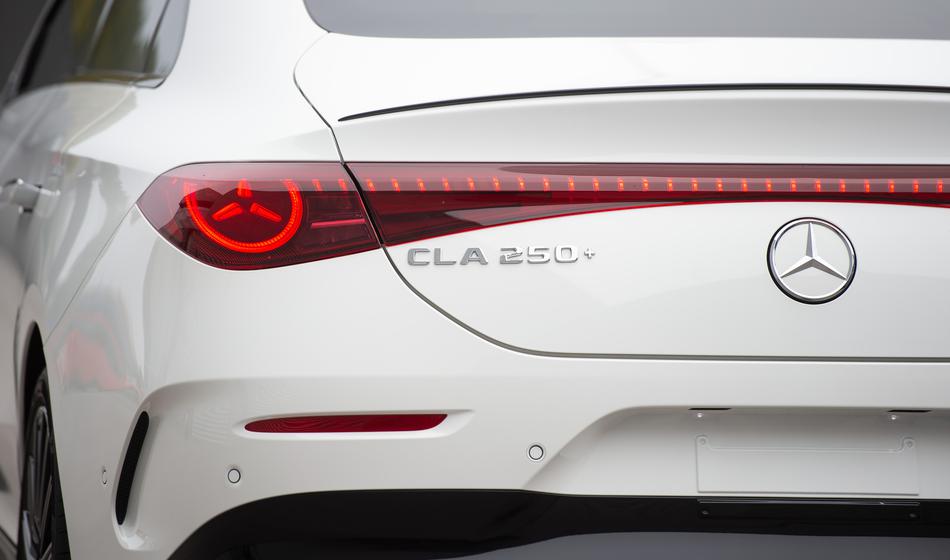 Na avtocesti vozil 180 km/h, zasegli so mu avto