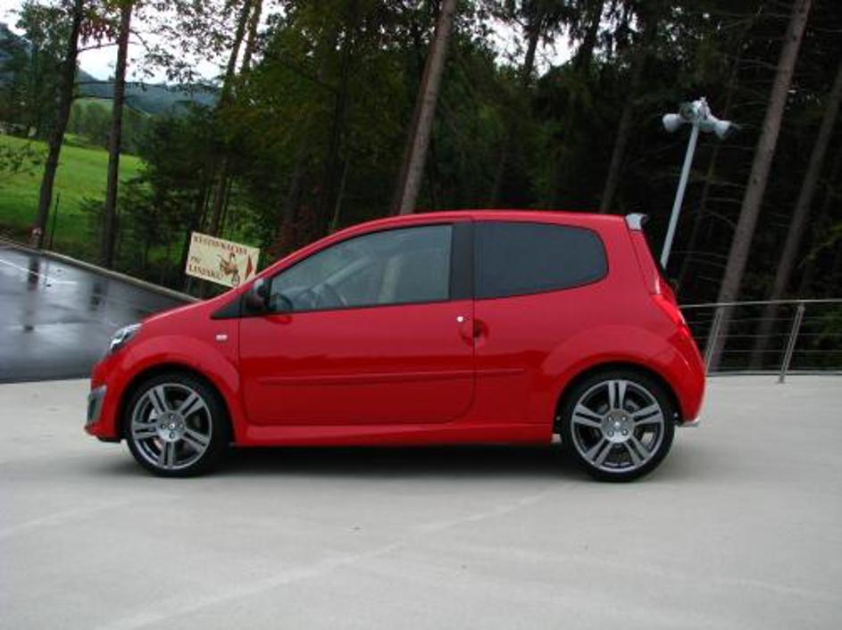 Najmočnejši twingo ponuja za 98 kW zaloge moči, ki jo odlično podvozje zlahka na