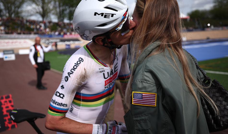 Urška Žigart po sloviti dirki do Pogačarja prišla v posebni opravi