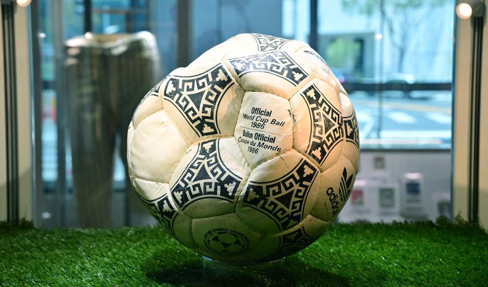 Prodali žogo, s katero je bil dosežen najbolj sporen gol v zgodovini