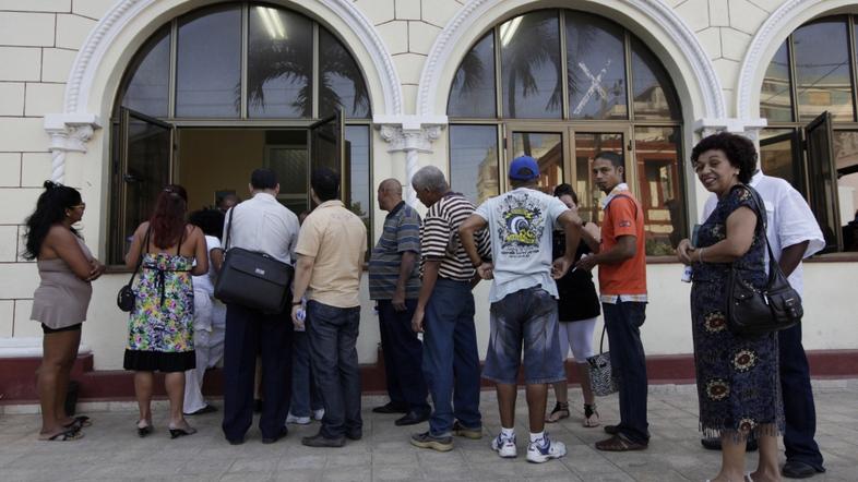 razno 14.01.13. People line up outside a passport office in Havana January 11, 2