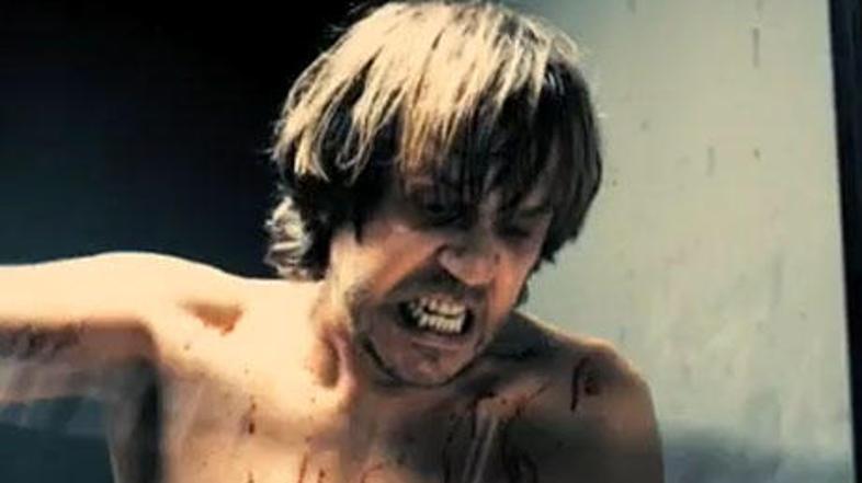 Glavni junak Miloš se znajde sredi grozljivega nasilja. (Foto: YouTube)