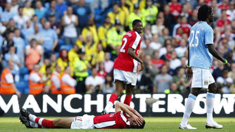 Adebayor je po dvoboju z van Persiejem mirno odkorakal.