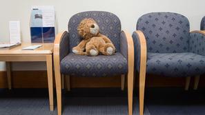 Medvedek na stolu v čakalnici