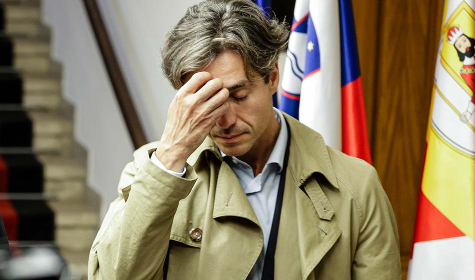 Mesec nad Stevanovića, zahteva odstop: "Stisneš '