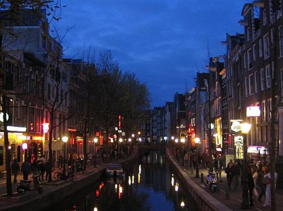 Največ "gostov" in radovednežev je v rdeči četrti med enajsto zvečer in drugo zj