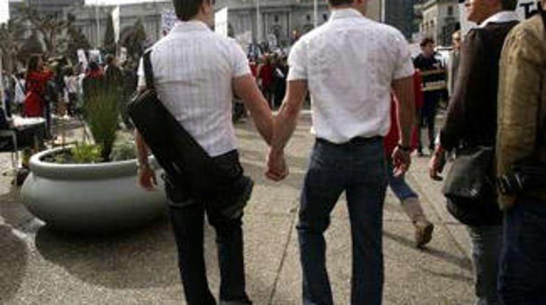 Istospolno usmerjeni pari na Švedskem so končno dobili možnost poroke.