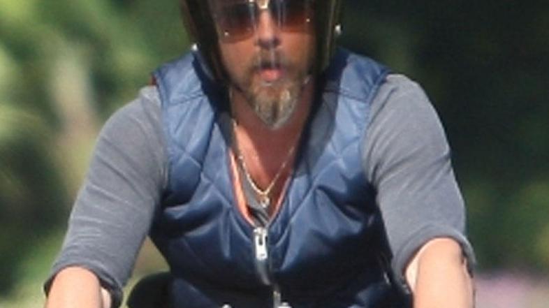 Medtem ko so avtomobili stali pred semaforjem, se je Brad nerodno poskušal prebi