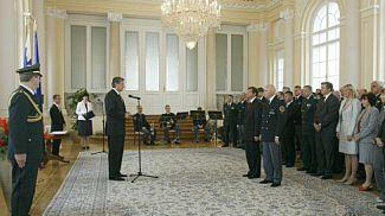 Türk med podelitvijo odlikovanj.