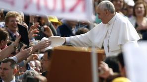 Papež Frančišek menja kapo