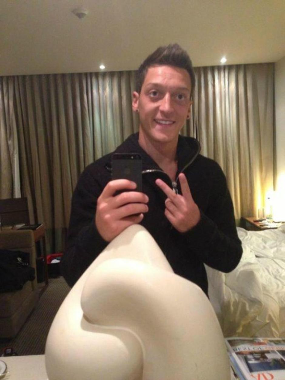Özil Oezil Nemčija hotel hotelska soba pričeska mobitel | Avtor: Reševalni pas/Twitter