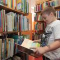 Deček v knjižnici