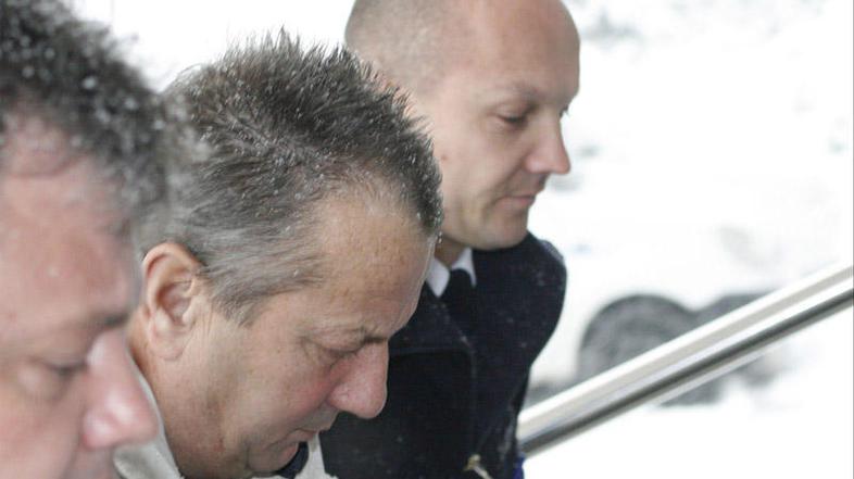 Bahtič priznava, da je s kamnom razbil steklo vozila. Takrat naj bi bil pod vpli