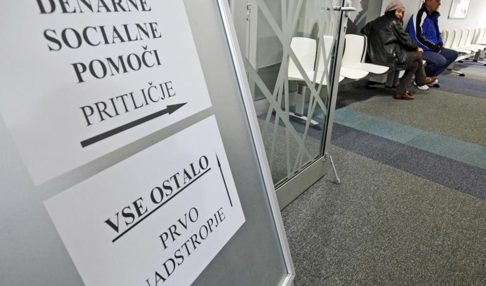 CSD direktorici plačal potovanje, ji nabavil vinje