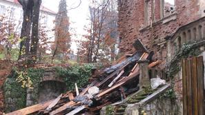 Kamor je padlo, tam je ostalo – na Riklijevi vili so morali porušiti še del stra