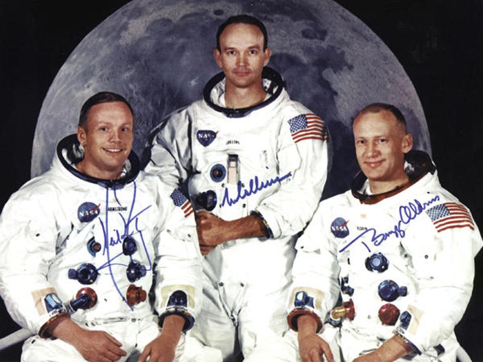 Od leve proti desne sedijo Neil Armstrong, poveljnik Michael Collins in pilot Ed