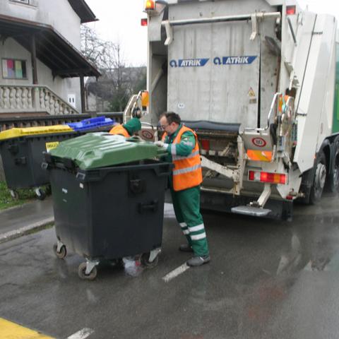 ljubljana: 31.03.2007, smetar, smetarski tovornjak, kontejner, smetnjak, snaga, 