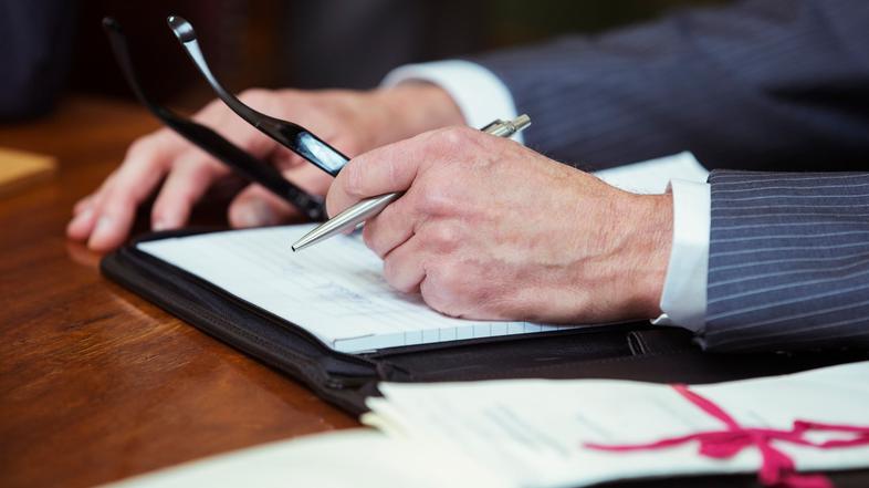 odvetnik pisalo dokumenti