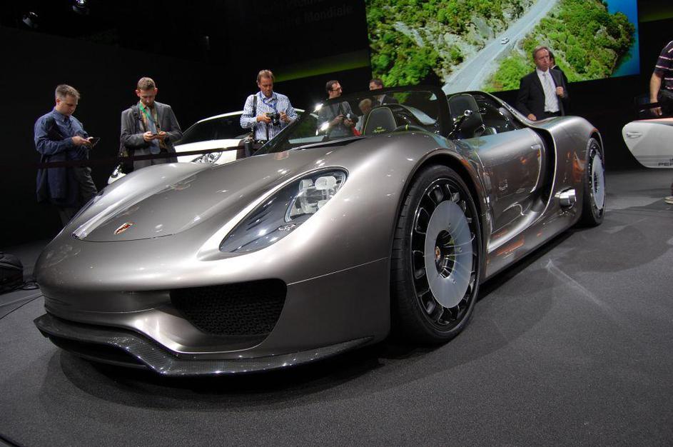 Porsche je v Ženevi predstavil zelenega športnika 918 spyder. (Foto: Gregor Preb