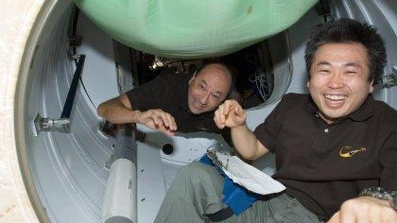 Japonskemu astronavtu Kičiju Wakati (desno) je pripadla čast, da je kot prvi pos