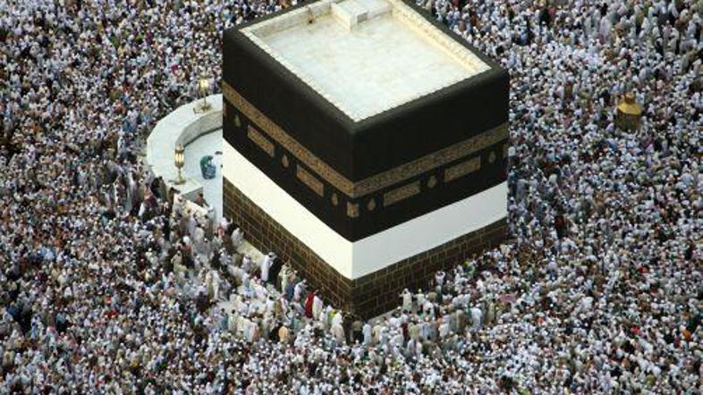 Romarji, oblečeni v bela oblačila, so se peš ali z avtobusi odpravili proti Mini