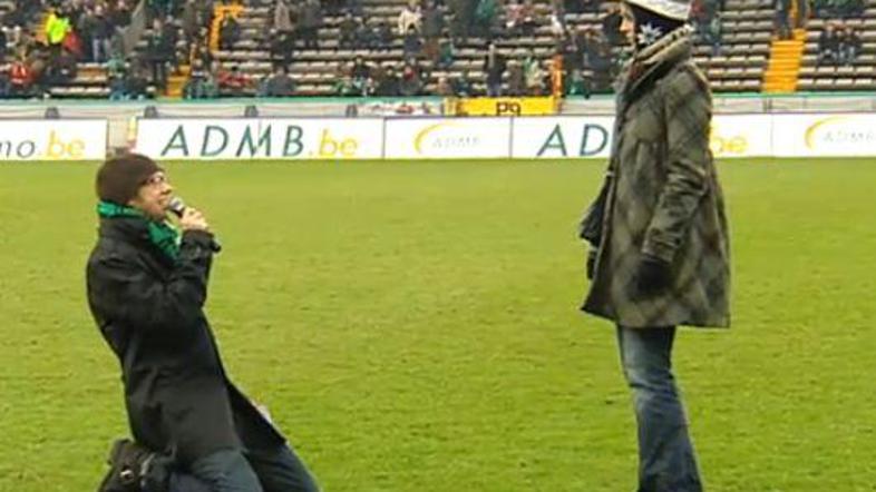 Snubitev pred množico se je izjalovila. (Foto: YouTube)