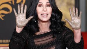 Pri vhodu v slavni hollywoodski Chinese Theatre je Cher vtisnila odtise svojih r