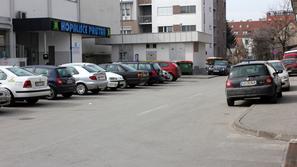 Na mestni občini pravijo, da cesta s parkirnimi prostori ni v njihovi lasti, zat