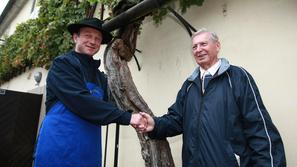Tone Zafošnik (desno), dozdajšnji mestni viničar, je svojo delo predal Stanetu K