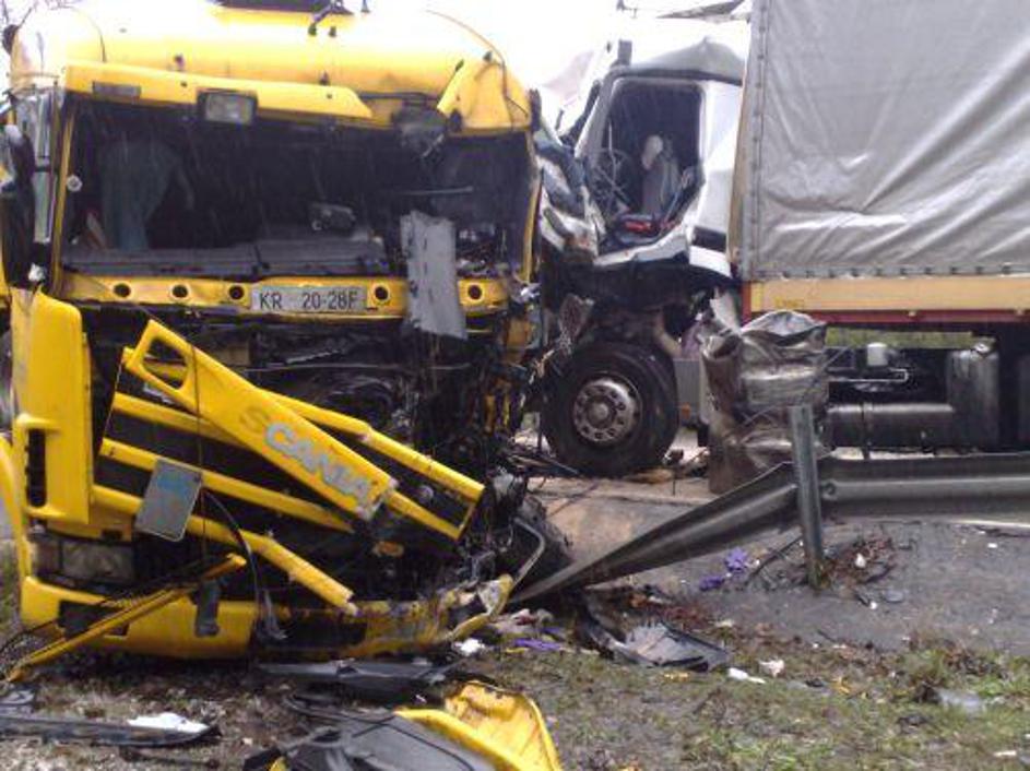 V silovitem trčenju pri Mednem sta bila oba tovornjaka povsem uničena.