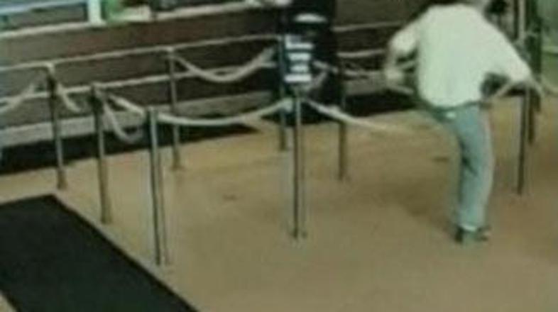 Knetzger je stekel proti roparju in ga podrl na tla.