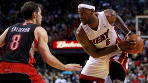 LeBron James je imel 38 točk in 11 skokov. Jose Calderon 14 točk. (Foto: Reuters