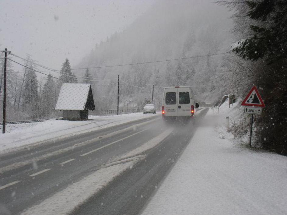 Čeprav je sneženje ponehalo, imajo zimske službe še veliko dela z njegovim odstr
