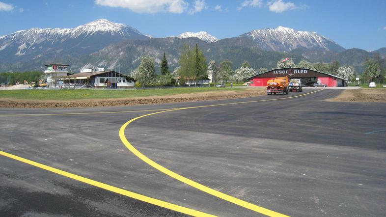 Uradno bodo novo vzletno-pristajalno stezo odprli sredi junija. (Foto: Renata Šk