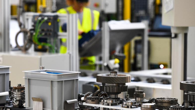 Tovarna delavec stroj motorji Stellantis