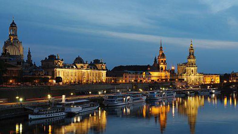 V Dresden, ki se je začel hitro spreminjati po združitvi obeh Nemčij,  zadnja le
