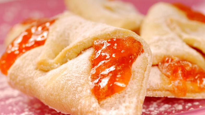 Če nimate marelic, bodo žepki skoraj tako dobri tudi samo z marelično marmelado.