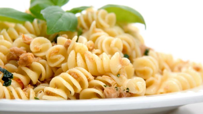 Vzljubite testenine s tunino in z baziliko.